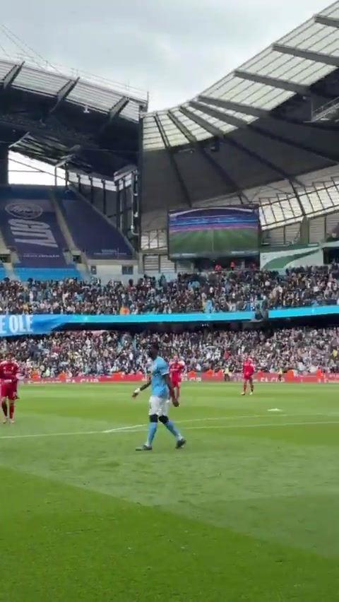 索博赛后向利物浦球迷耸肩摊手并要求鼓掌，被基耶萨制止并拉走