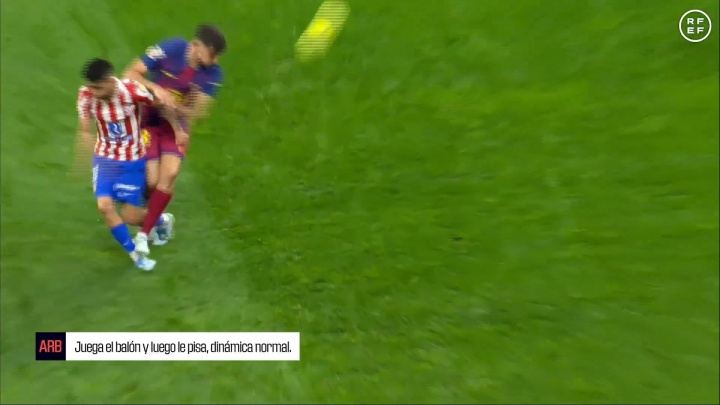 直红改黄！马竞1-2巴萨裁判录音：马丁先踢到球后踩踏 是正常动作