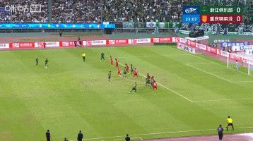 太痛了！米特里策任意球爆射击中阮奇龙面部，队医迅速进场治疗