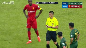 暴怒！米特里策染红冲上去想找裁判理论，队友赶紧把他拉住