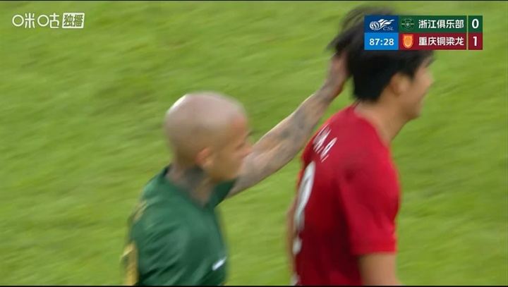 拉拽头发染红！热议米特里策：不得红牌不罢休啊；很可能面临追罚