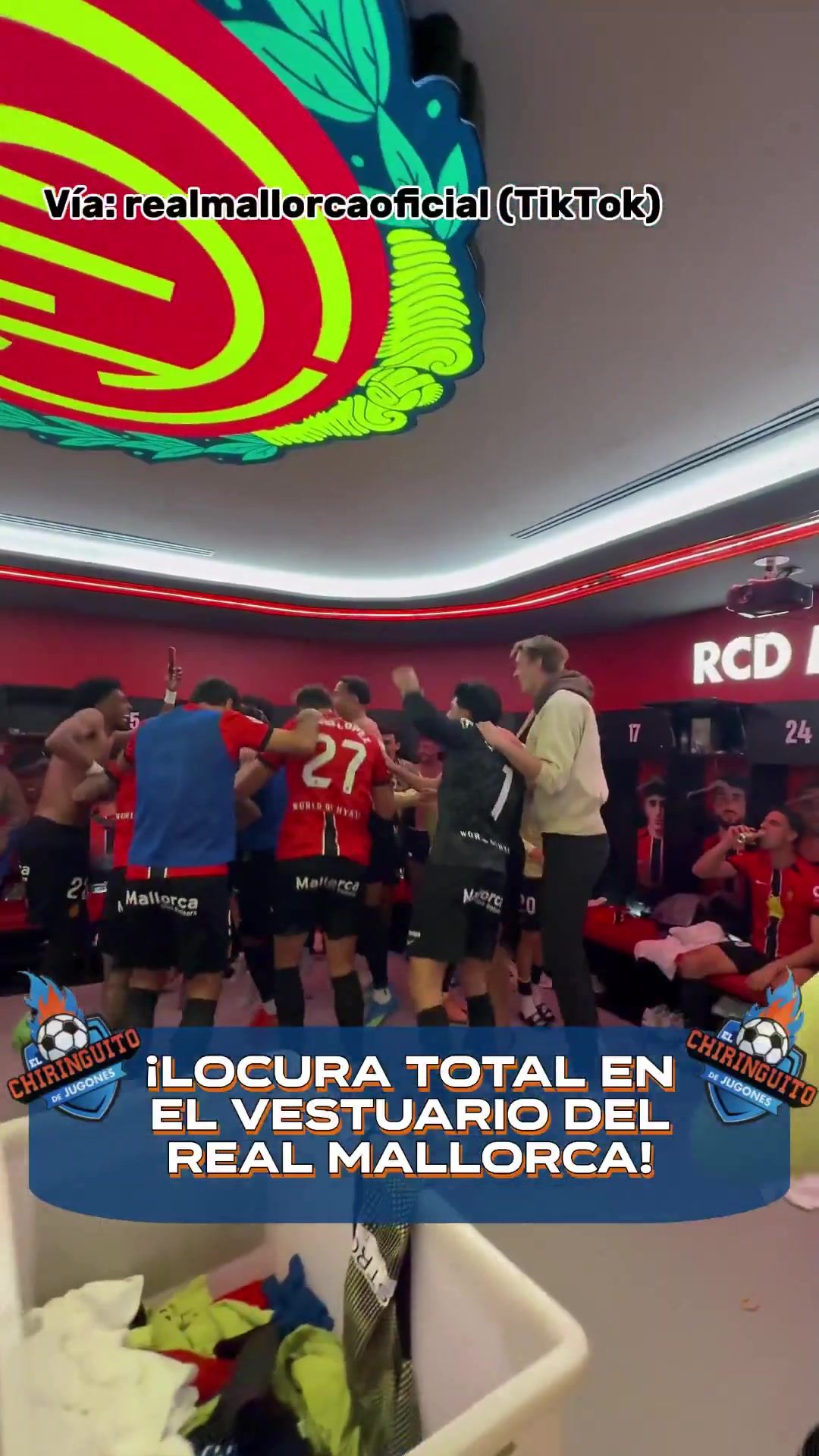 战胜皇马！马略卡球员更衣室内激情庆祝，桌上摆满美食