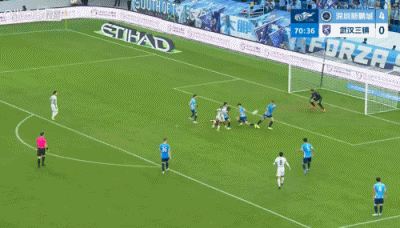 各吃一黄！贝维斯破门后推倒新鹏城门将抢球，姜至鹏出头把他撞翻