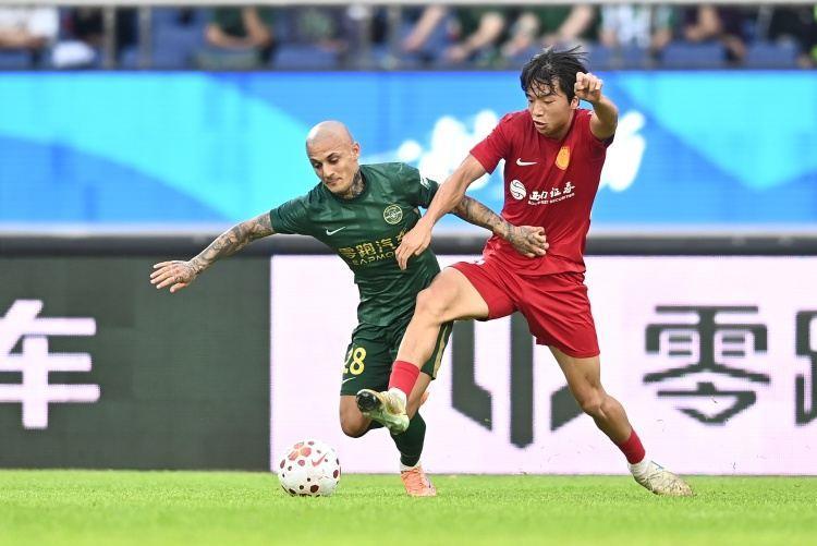 媒体人谈李镇全防米特里策：心理稳定，未来是国足中场核心的料