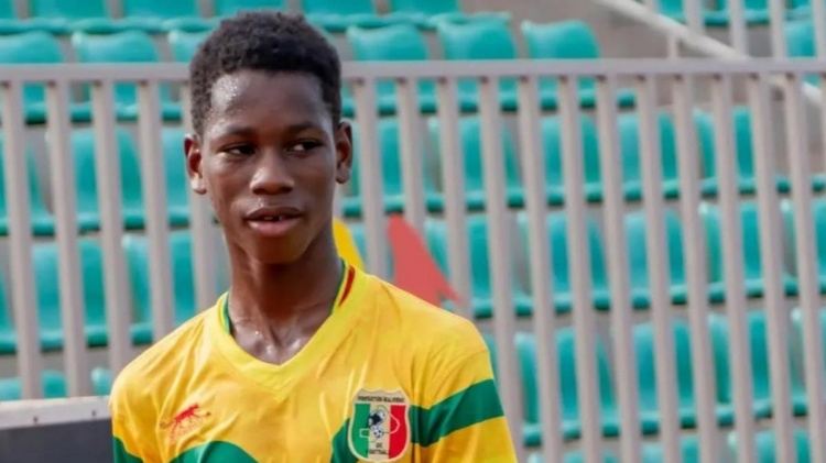 又抢起来！每体：16岁马里中场前往巴黎试训，巴萨原想18岁后签他