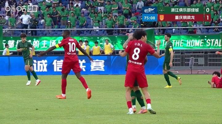 米特里策首次薅头发VAR未介入，央视解说：VAR在干什么？这是红牌