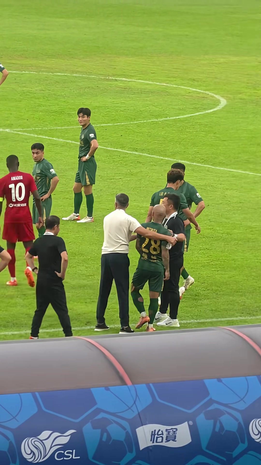 摊上事了？米特里策怒踹赞助商水桶在中超有先例，多人遭罚款禁赛