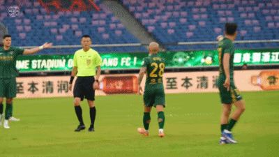 浙江发布比赛日视频，上半场李镇全疑似在身后辱骂米特里策