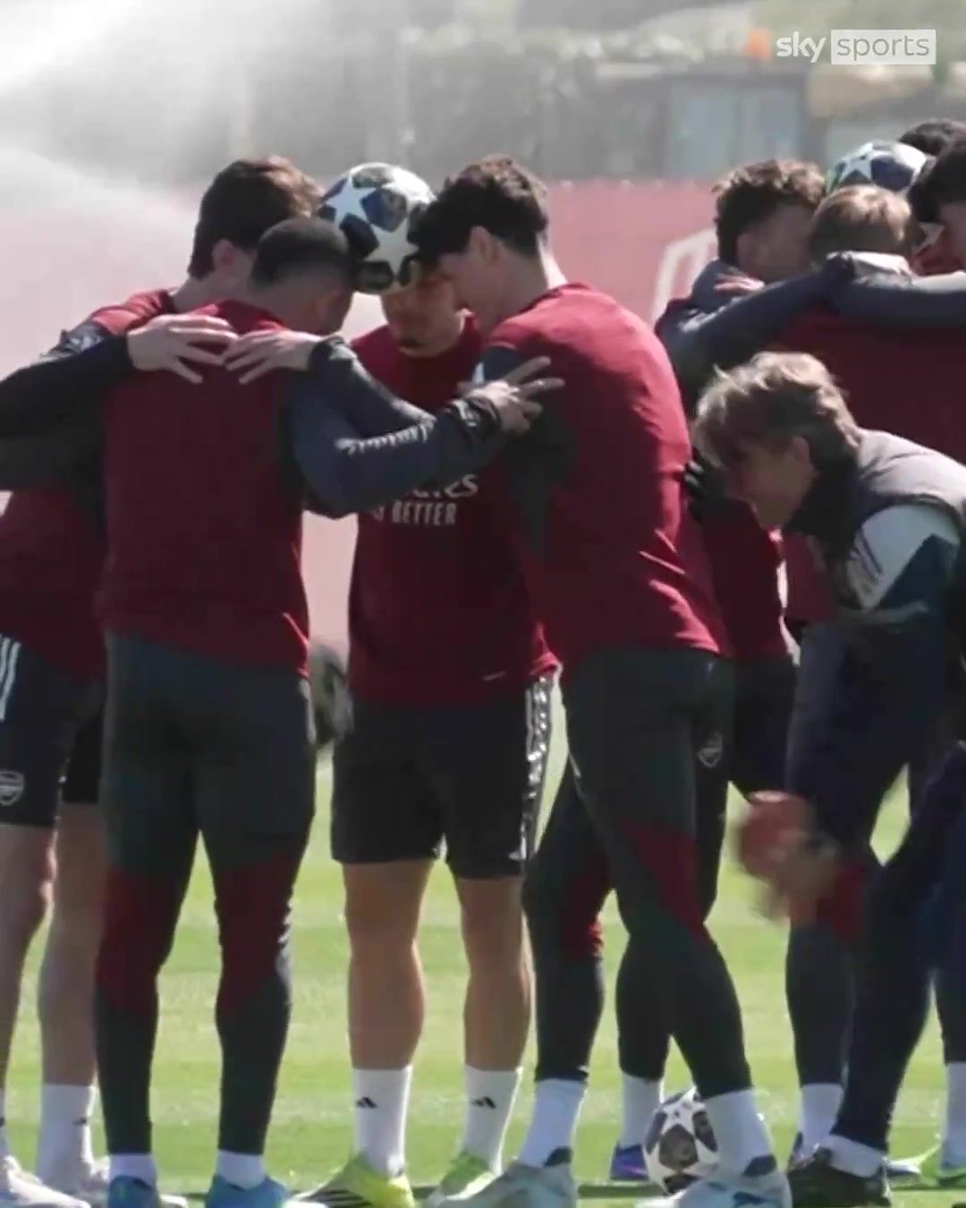 抽象程度堪比AI阿森纳训练4人一组，两两手抵钢笔带球踢进桶