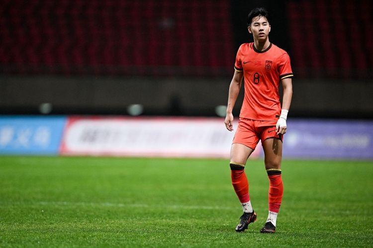 达获取英国劳工证条件！19岁前锋张家鸣已在塞尔维亚联赛出场5次