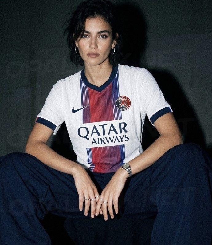 巴黎圣日耳曼新赛季客场球衣设计曝光：采用渐变色条纹和队徽