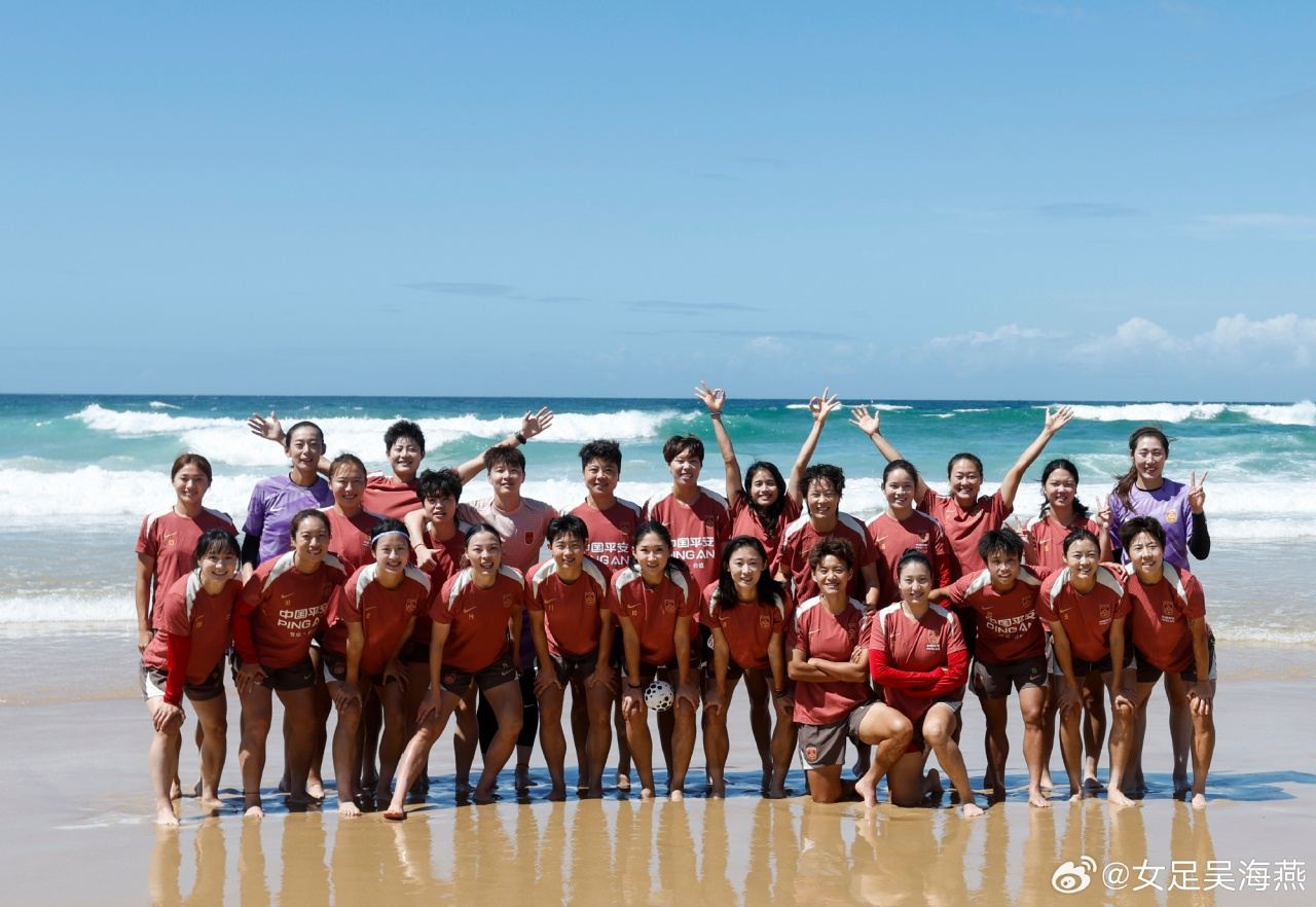 吴海燕晒女足亚洲杯集体照：我们 （women）都很了不起