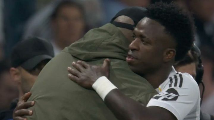 曾就歧视事件公开声援！维尼修斯中场时主动找孔帕尼拥抱致意