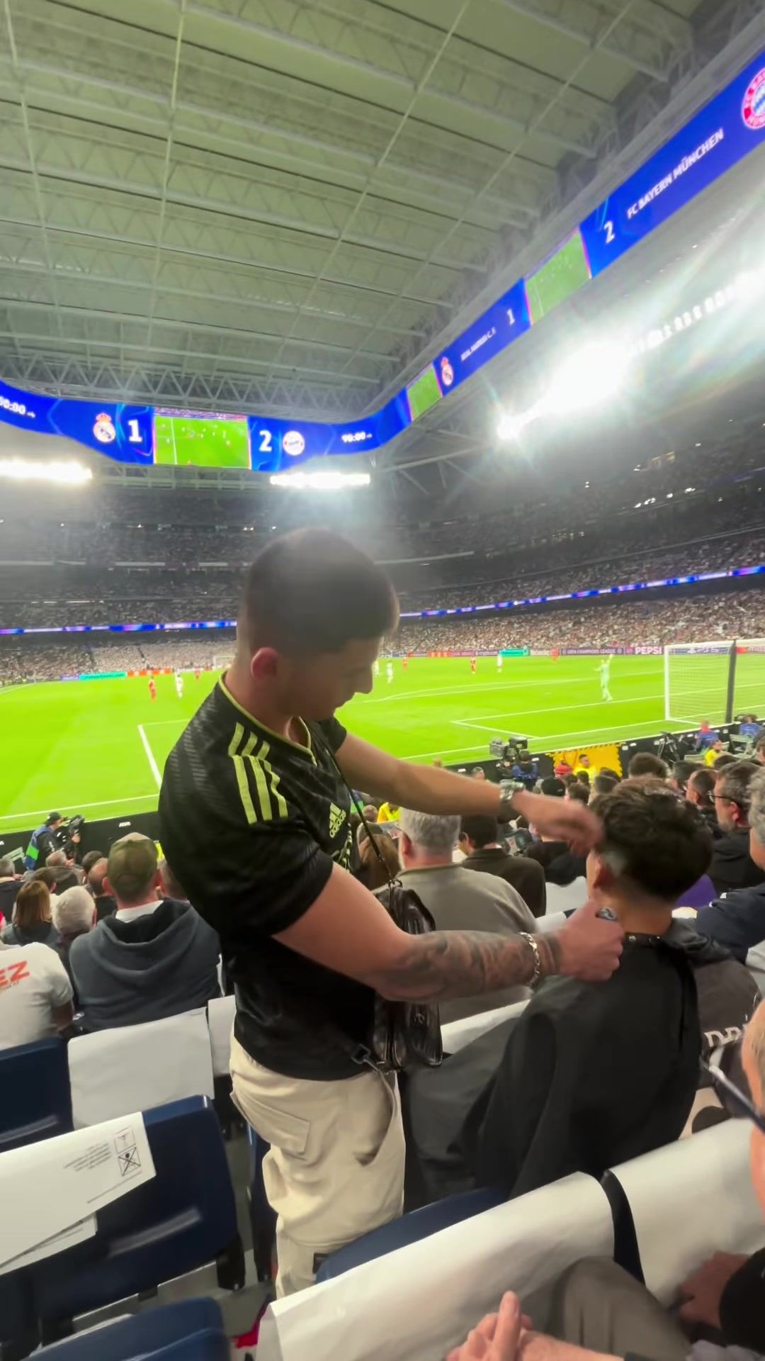 科贝：皇马vs拜仁赛中一网红在伯纳乌看台理发，引发皇马球迷不满