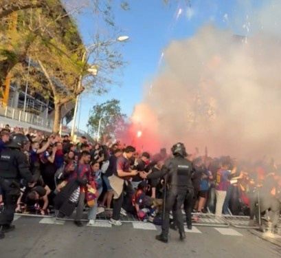 科贝：马竞大巴抵达诺坎普球场时再遭石块袭击，两扇车窗被砸碎