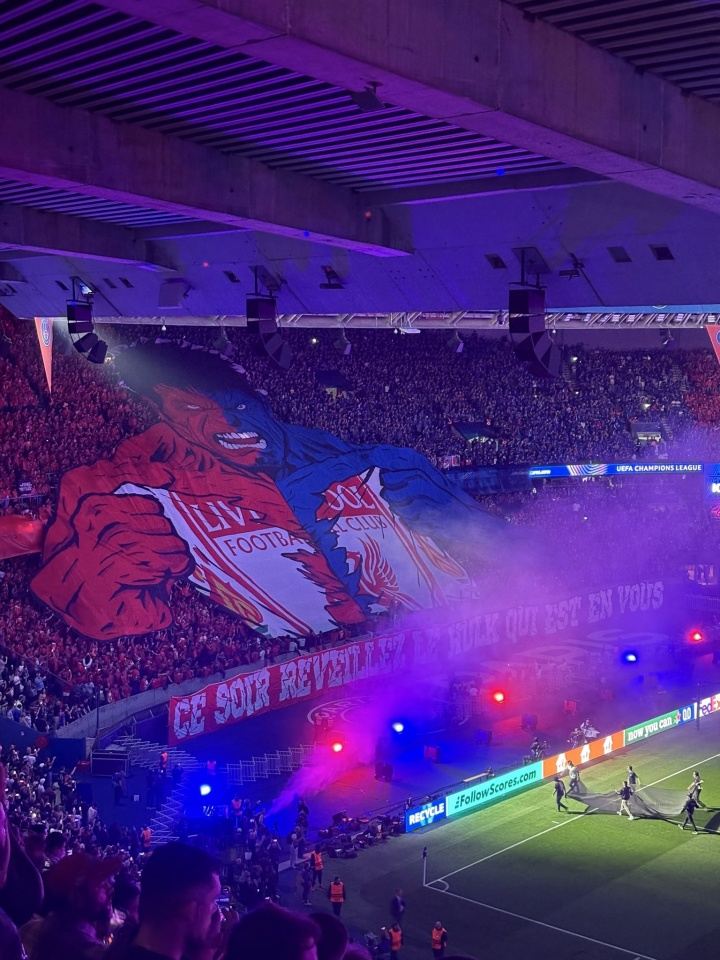 巴黎Tifo展示绿巨人撕碎利物浦队徽 利物浦球迷被压制得鸦雀无声