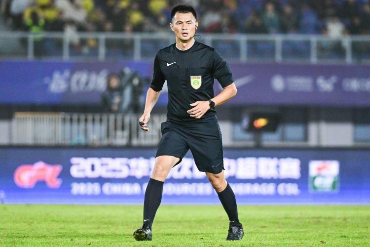 ：上赛季中超金哨李海新执法第5轮上海德比 王竞执法京蓉战