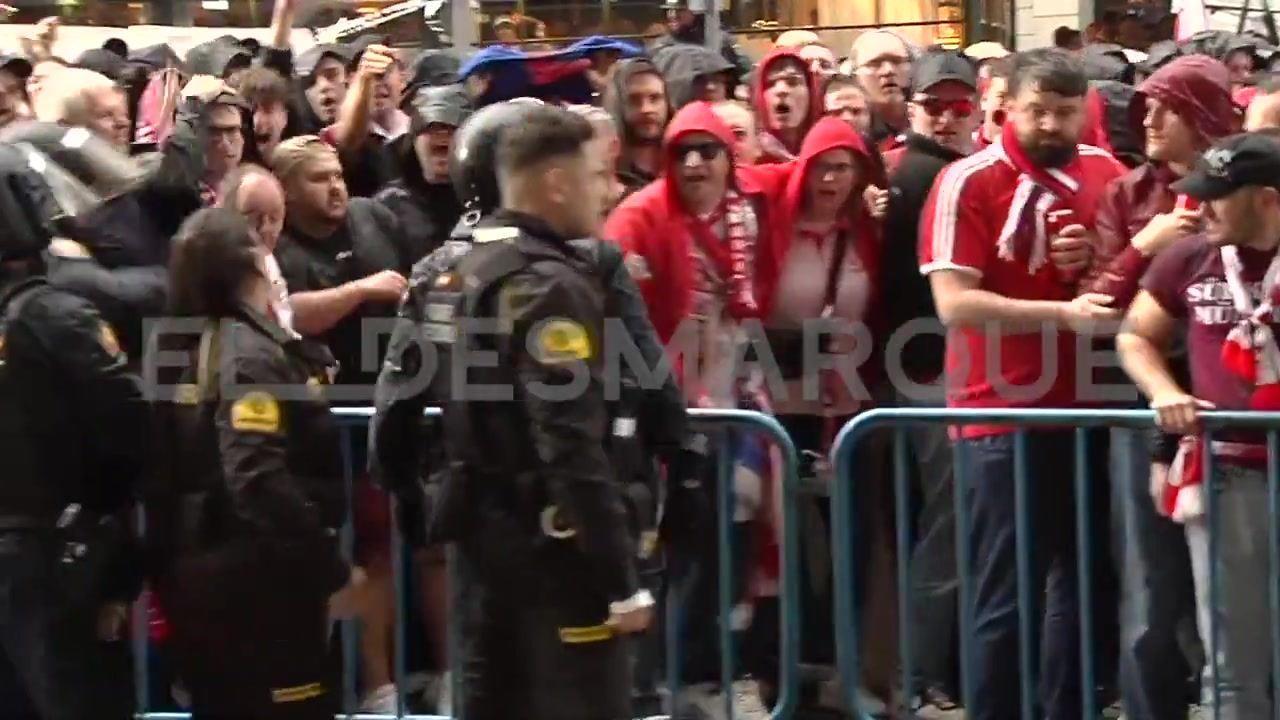 拜仁球迷赛前与马德里警察冲突，警察用警棍击打球迷 暴力推搡