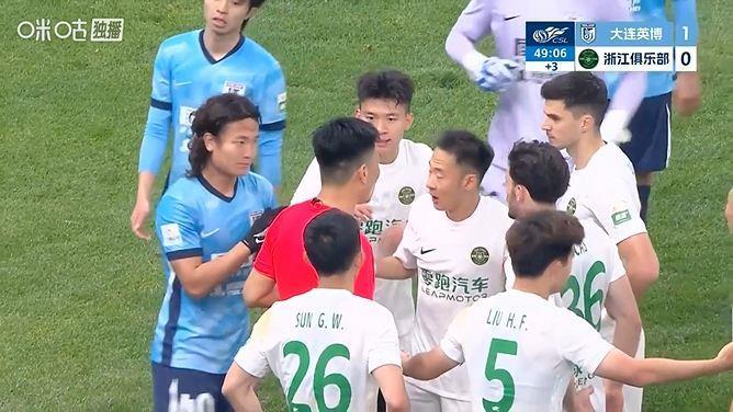 浙江队围住裁判疯狂抗议！刘浩帆勾射破门，被吹犯规进球无效
