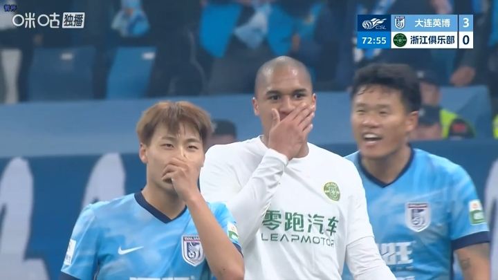 在说啥呢？第73分钟，瓜里拉帕和毛伟杰冲突，事后两人捂着嘴交流