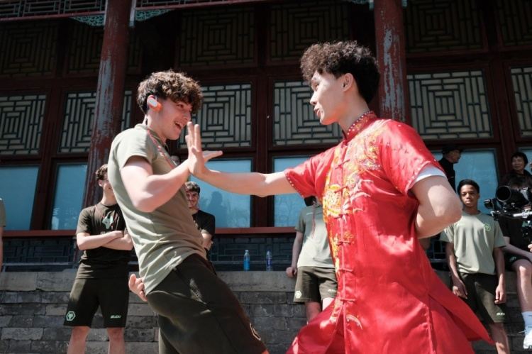 狼队青年队在中国参加英超青年杯，小将们到颐和园学习太极拳