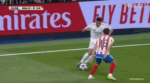 记者：姆巴佩突破被吹犯规将球踢向倒地球员，他因此恶劣举动染黄