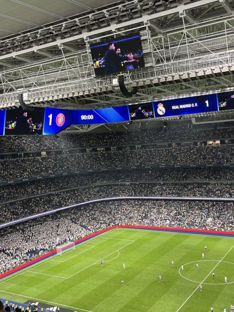 记者：伯纳乌球迷对比赛判罚不满，现场高喊“足协腐败”