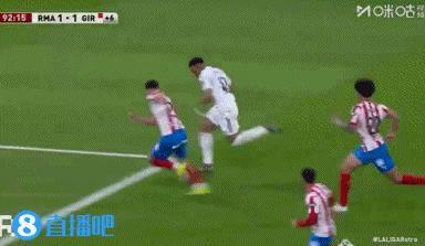 前裁判：姆巴佩被对手击中是犯规，但这次接触不足以让VAR介入