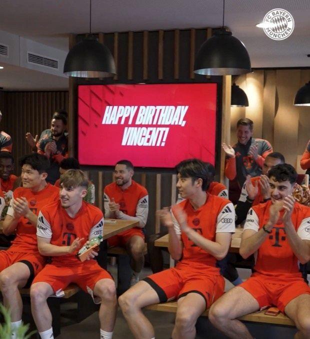 孔帕尼迎40岁生日！其父母、拜仁高层、众将士为其唱生日歌祝福