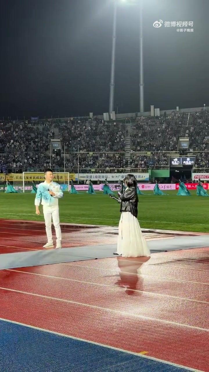 苏超首轮赛前，尚雯婕与汤非献唱扬州队队歌《马上成功》