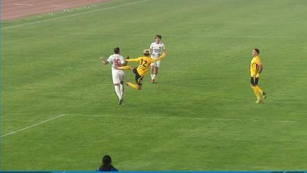 这动作丁海峰腾空飞踹对手背部染红被罚下，西海岸10人作战