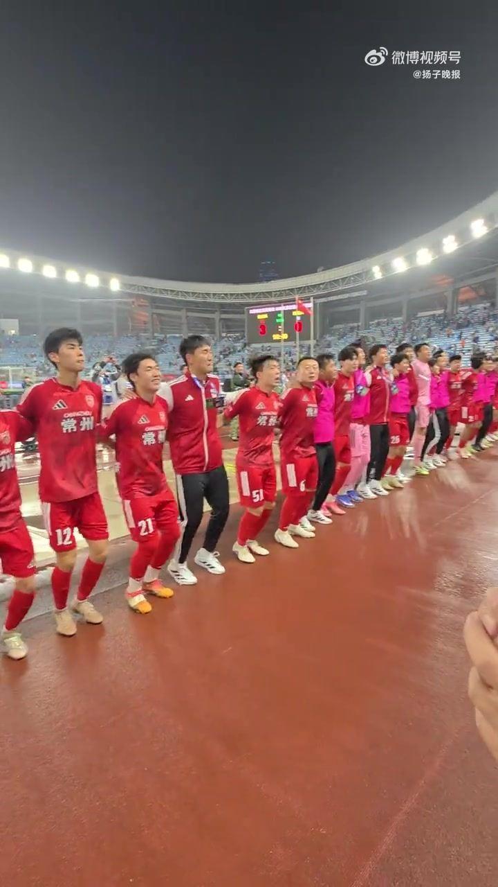 3-0击败上赛季苏超亚军南通队后，常州队全体围在一起欢呼庆祝