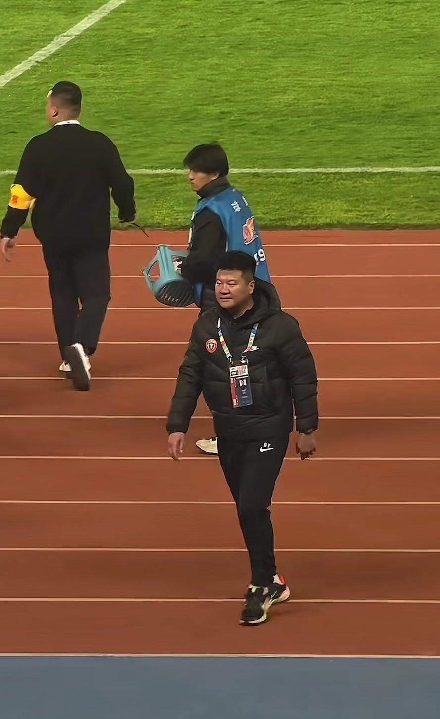 都对结果不满意！李金羽赛后离场时未和郑智握手，后者颇有微词