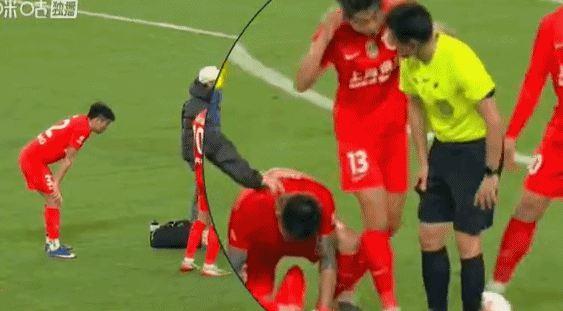 使用脑震荡换人！杨世元腿部拉伤但倒地捂头，主裁李海新都笑了