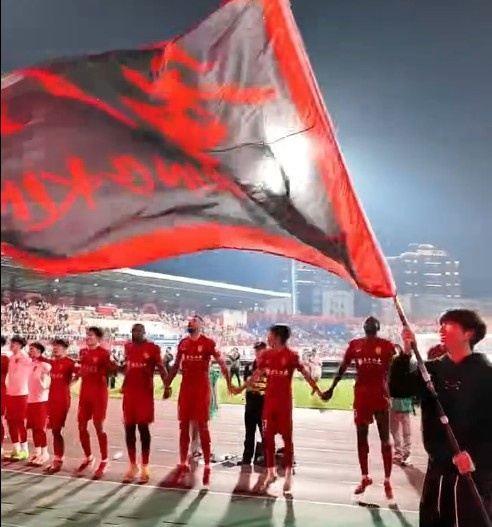 铜梁龙击败三镇赛后，李镇全和向余望在场边与球迷一同庆祝胜利