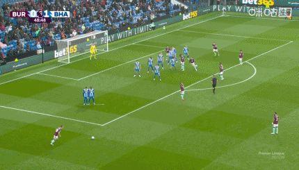 伯恩利攻入一球，边裁举旗示意越位 VAR复核后确认越位