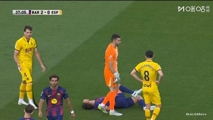 虚惊一场！马丁无对抗情况下突然痛苦倒地，经队医处理继续比赛