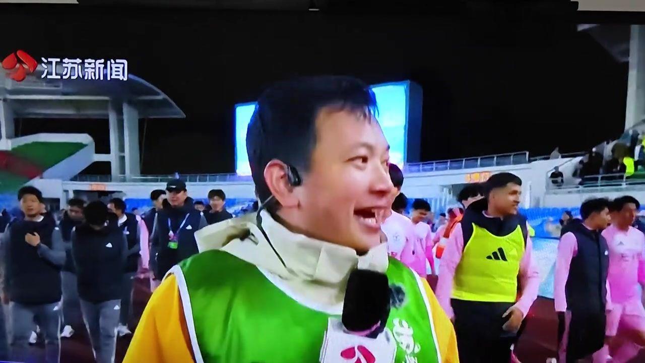 “苏超”赛后直播记者试图采访无锡队球员，被工作人员严厉驱赶