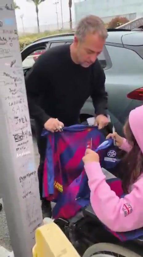 暖心！弗里克在巴萨基地门口下车，为坐轮椅的球迷签名