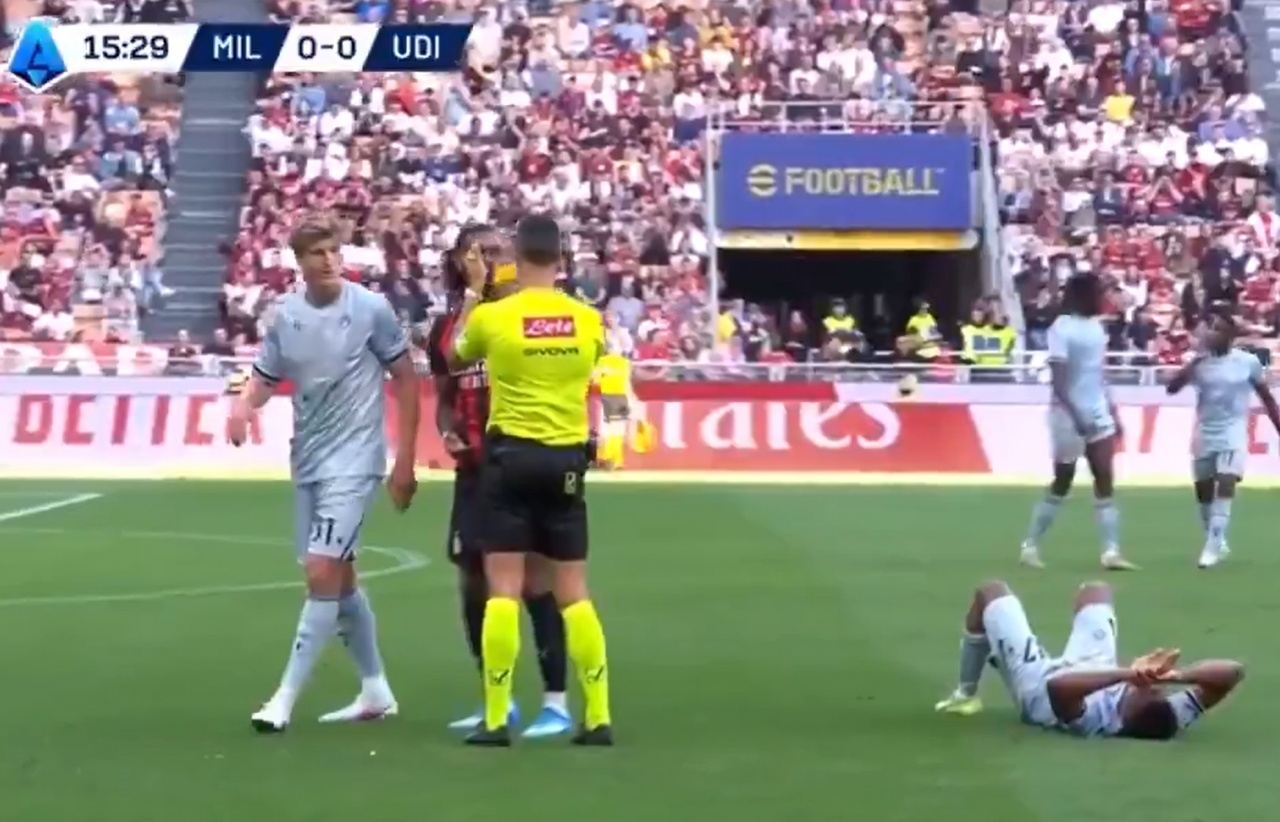 喜感莱奥不服判罚朝裁判鼓掌，裁判掏黄牌后同样鼓掌回应