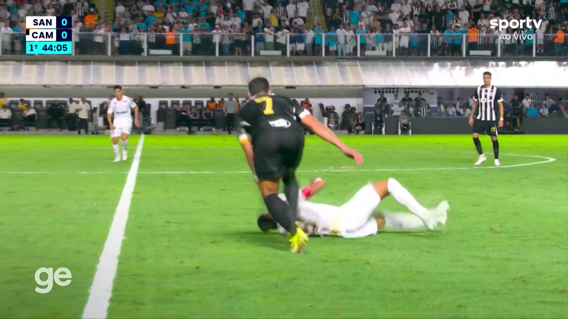 老乡见老乡！39岁胡尔克一脚踢翻34岁内马尔，后者龇牙表情痛苦