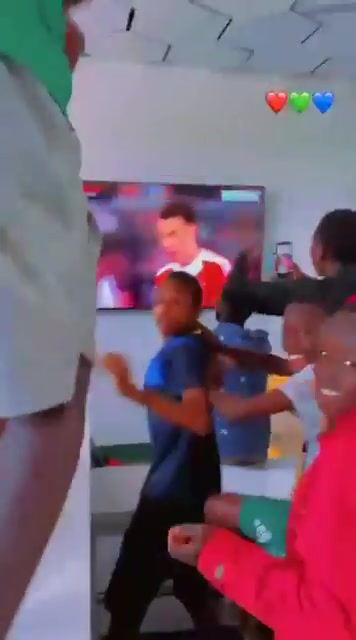 巴拉·恩迪亚耶上演拜仁一线队首秀，球员青训学院疯狂庆祝