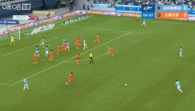 裁判示意没有点球！姜至鹏禁区内身后断球，随即被叶楚贵踢倒