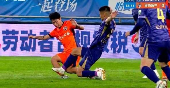 VAR介入！黄嘉辉蹬到金永浩小腿，主裁判看回放后出第2黄将其罚下