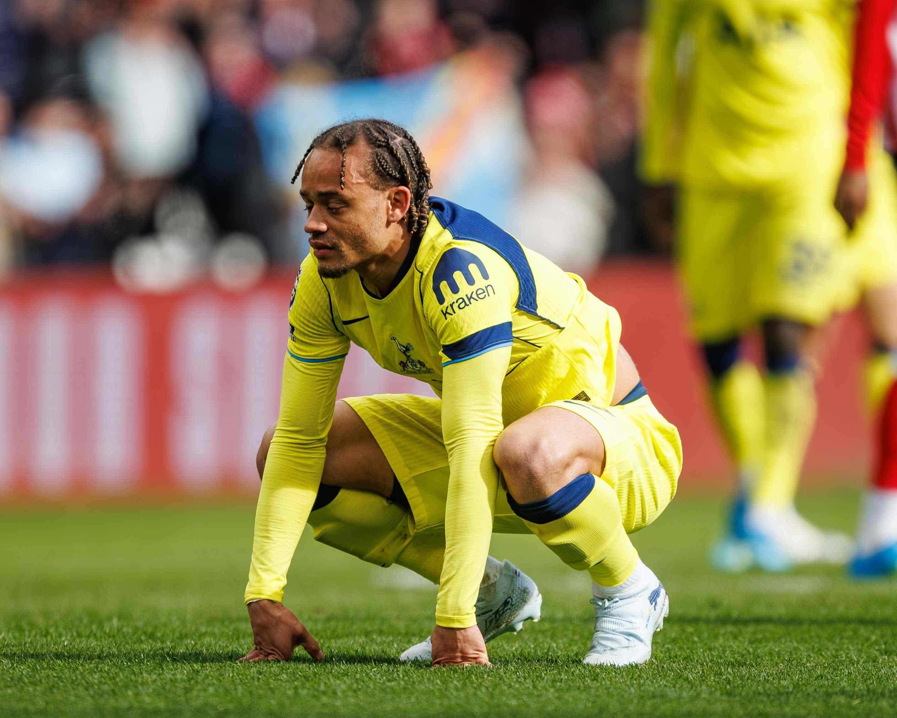 亏麻！热刺6500万欧签队史标王西蒙斯，英超26场1球球队俯冲英冠