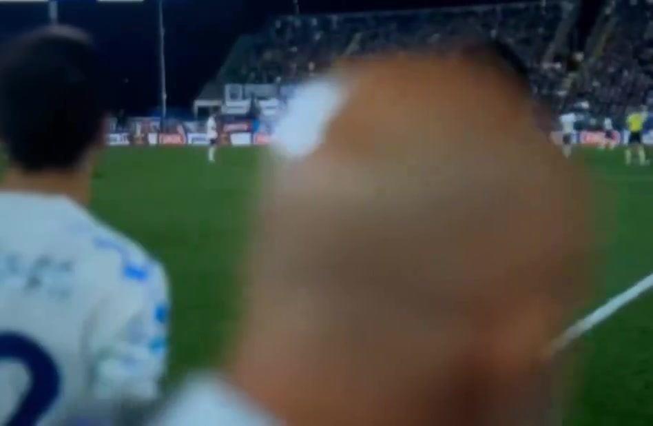 米体：巴雷拉下场时被科莫球迷嘘，他比出“4”手势回击