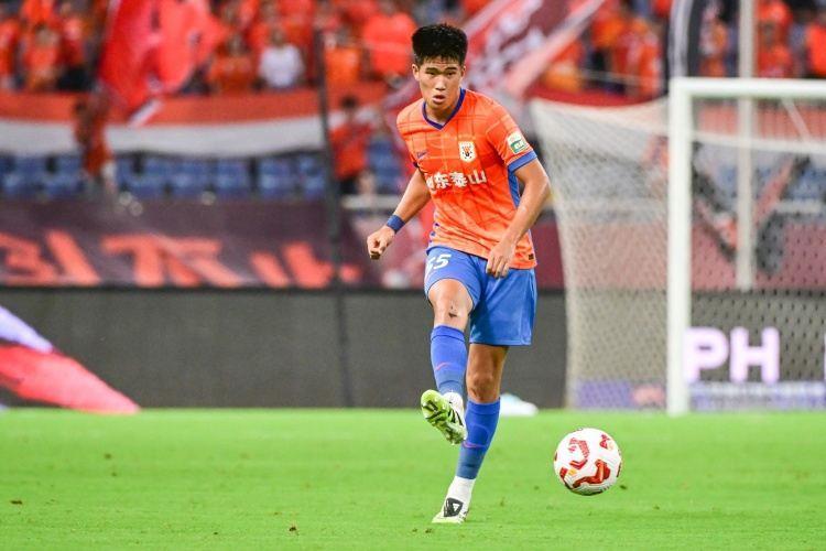 足球报：年轻化的泰山队止住连败，彭啸、陈泽仕发挥出色