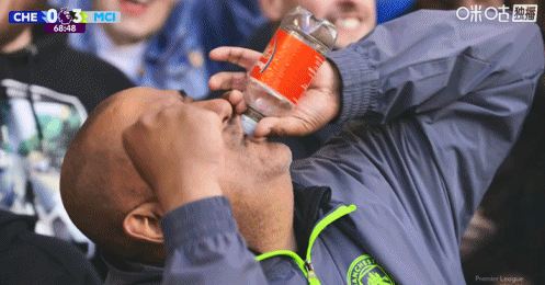 更戏剧了！“狂饮阿森纳”的城迷：瓶子是以前找阿森纳教练席要的