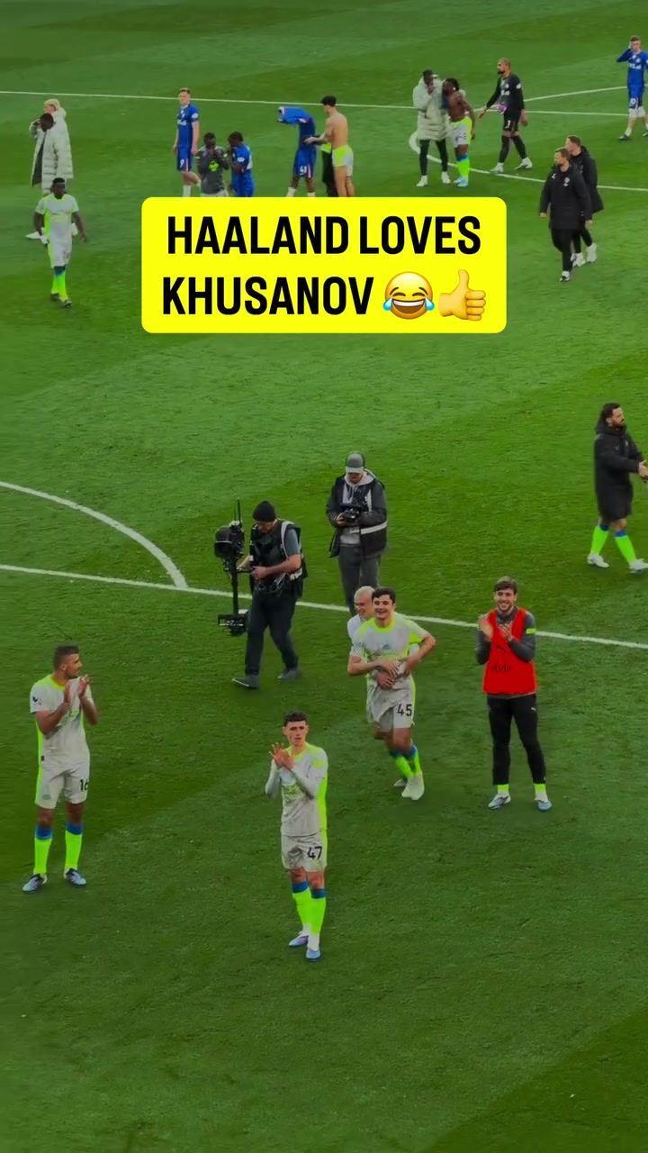 羞涩小胡！胡桑诺夫赛后不好意思接受掌声，哈兰德把他推到看台前