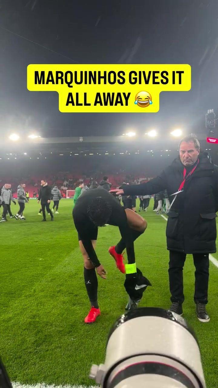 留作纪念！马尔基尼奥斯赛后将球裤扔给看台上的球迷